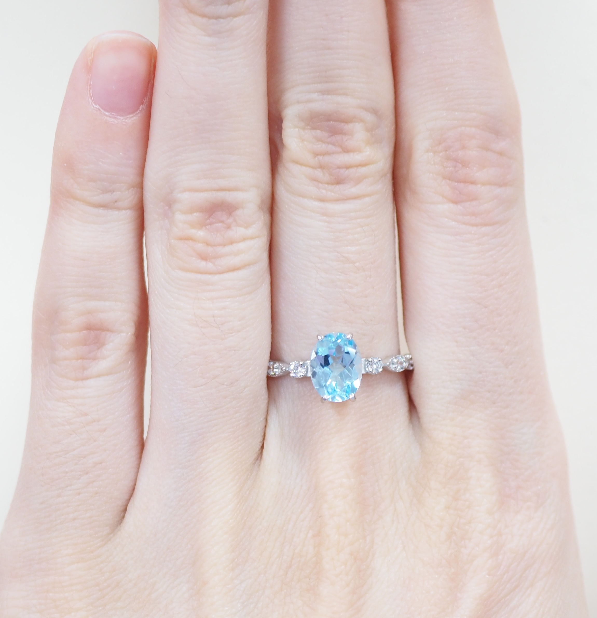 Серебряное кольцо 925 пробы; вставки 1 Топаз; 6 Фианит бесцв.